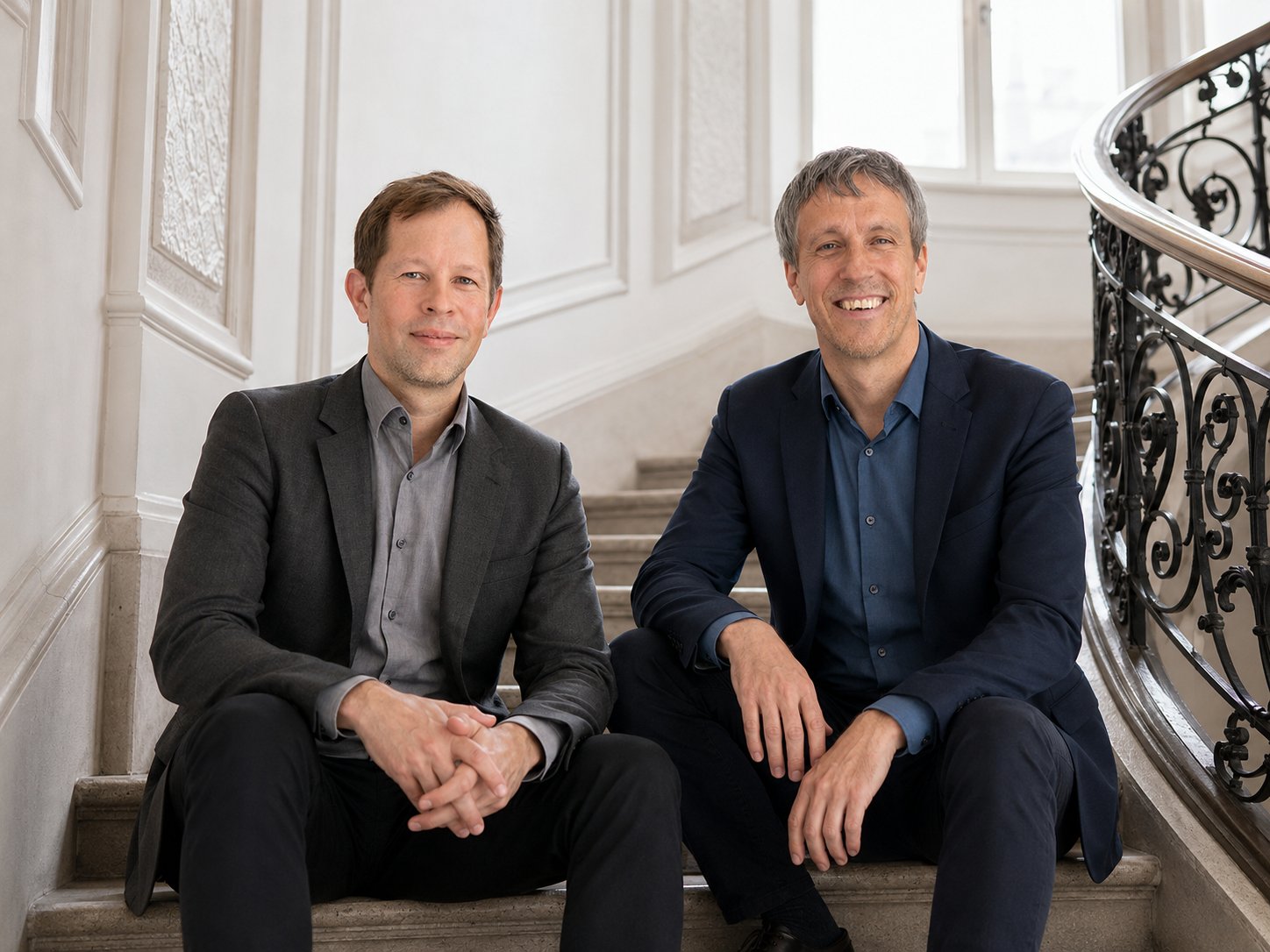 Arch. DDI Roman Gecse und Arch. DI Bertram Chiba im Stiegenhaus eines Wiener Altbaus